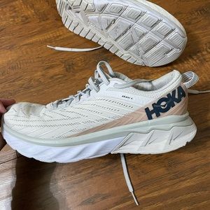 Hoka One One Arahi 4 Womens Running Shoe Size 9 bought for $130
